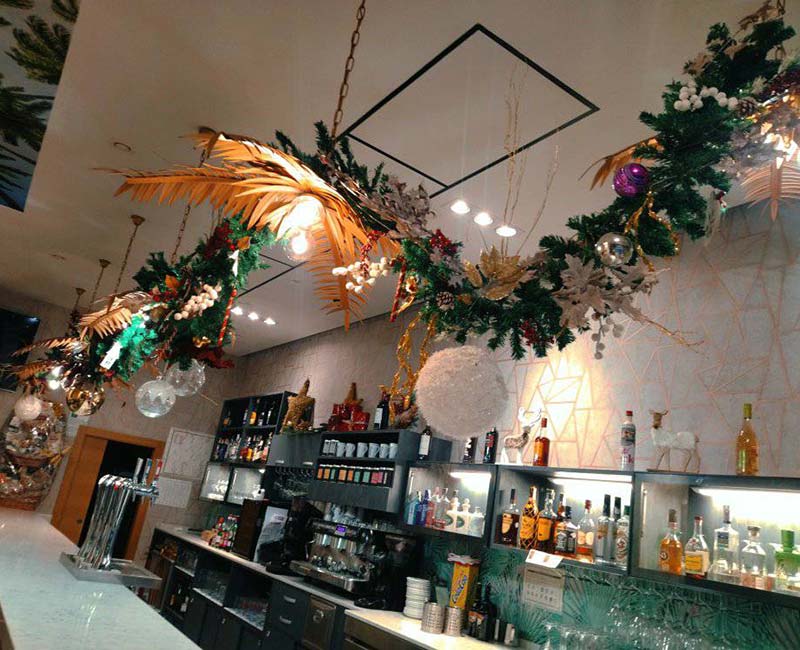 Decoración de Espacio Navideño para Bar La Palmera